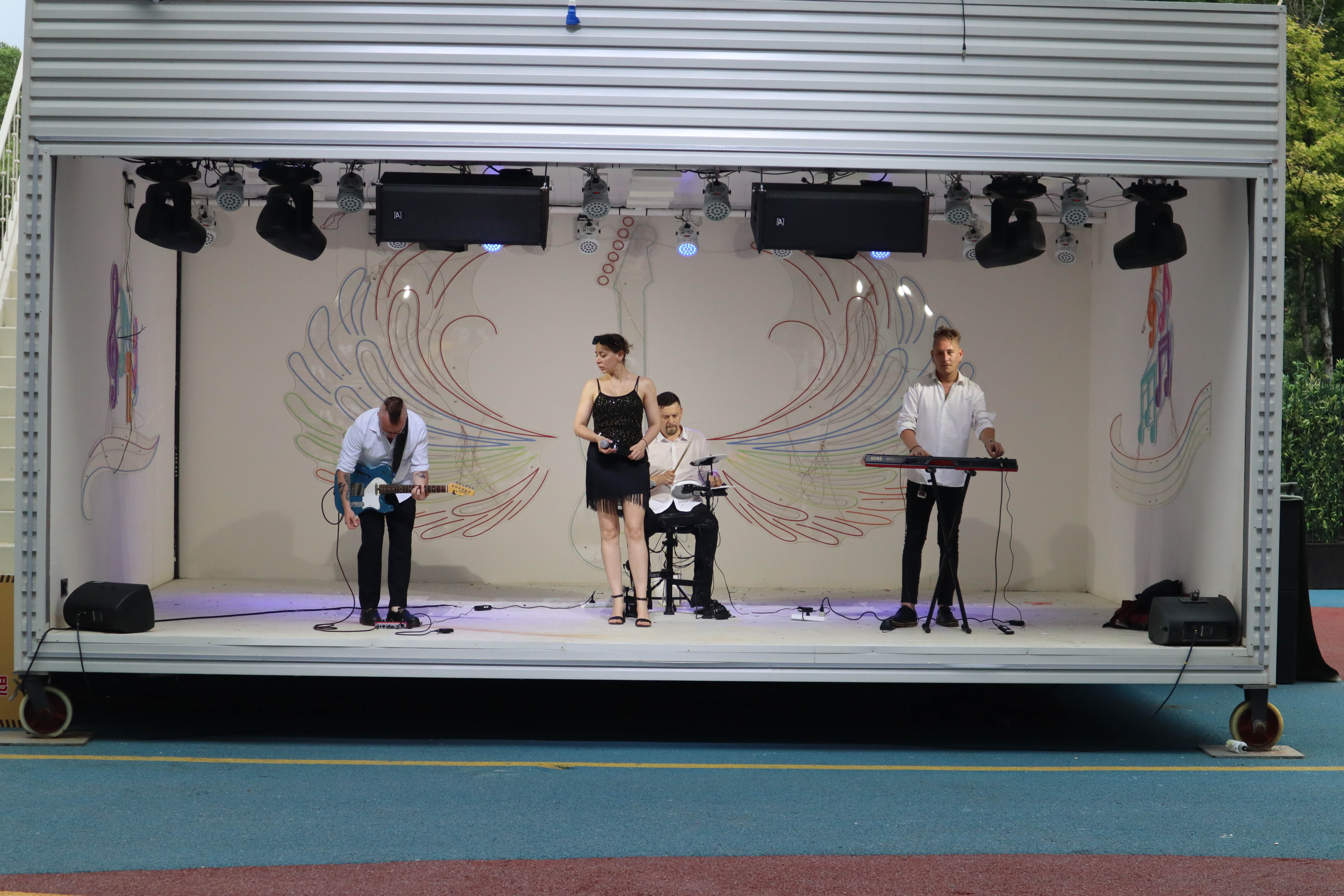 上海迪士尼值得玩的地方,上海迪士尼乐园周末人山人海