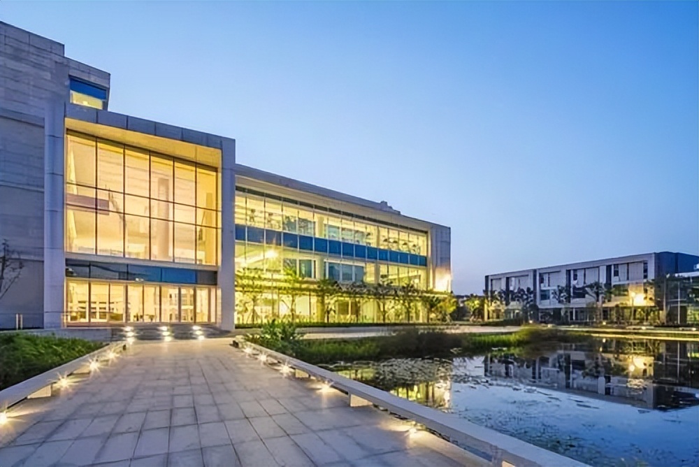 适合高考生读的中外合作办学,高考400分左右报中外合作办学