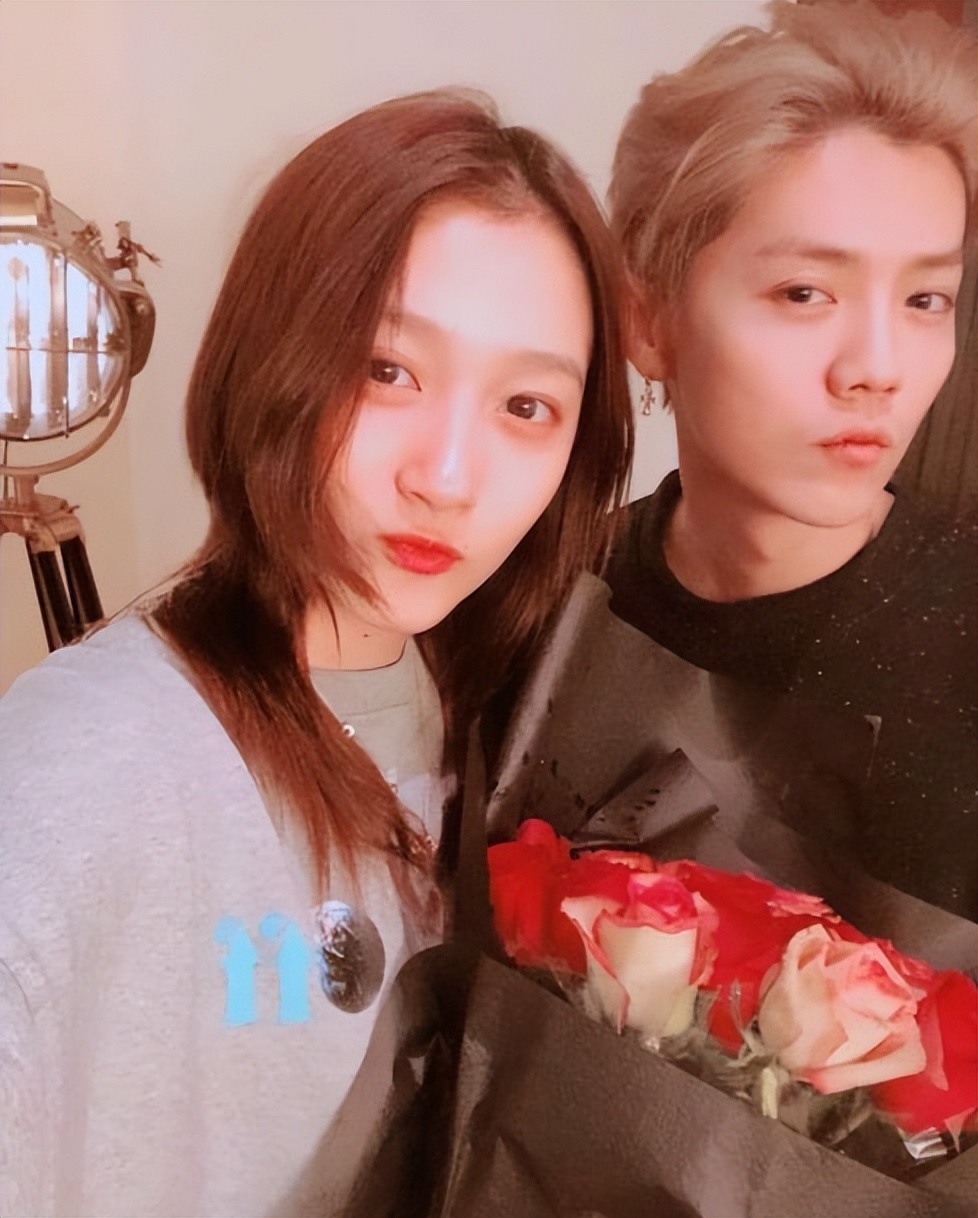 鹿晗踢足球拍立得打卡,鹿晗踢足球照片q版手绘