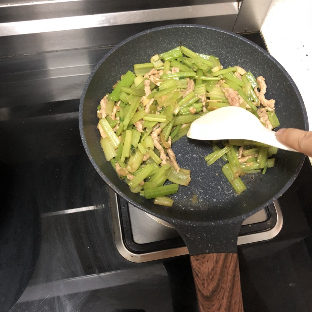 炒菜锅最好还是用铁锅,炒菜是铁锅好还是用不粘锅好