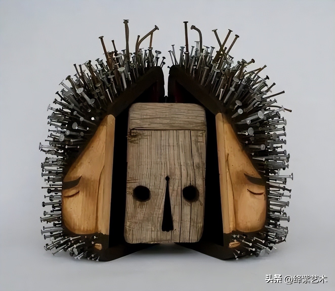 雕塑家制作雕塑的过程,他用木头做出了大象