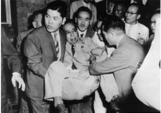 日本首相岸信介遇刺,安倍外公岸信介也曾遇刺