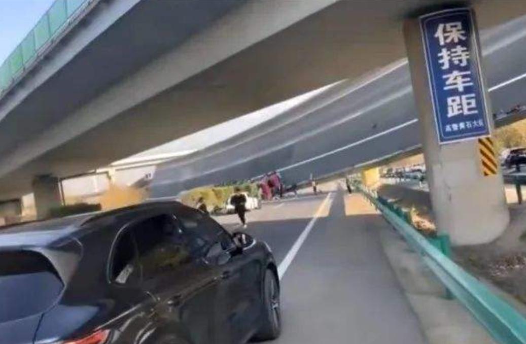 限重49吨实载199吨,限重31吨实重75吨超重多少