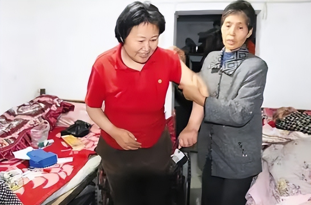 女护工照顾瘫痪富豪的瘫痪侄子,女护工照顾瘫痪小伙