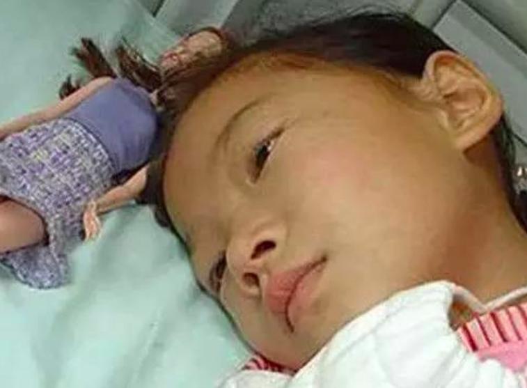 05年四川8岁白血病女孩不愿拖累养父，悄悄写下：自愿放弃治疗