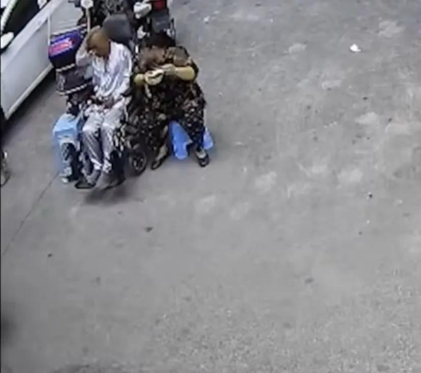 头部被硬物砸到起包了出了一点血,老人开颅手术后脑梗