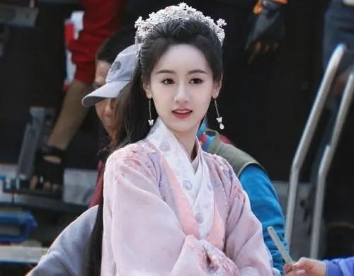 她曾被誉为娱乐圈校花,她被称为最美校花