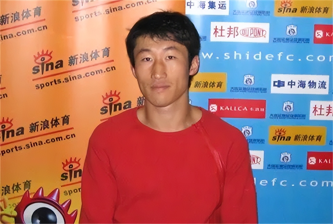 落魄的前大连国脚，与娇妻离异独自抚养女儿，为生计不惜当司机