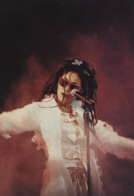 咏梅王菲栾树合影,栾树到底爱王菲还是咏梅