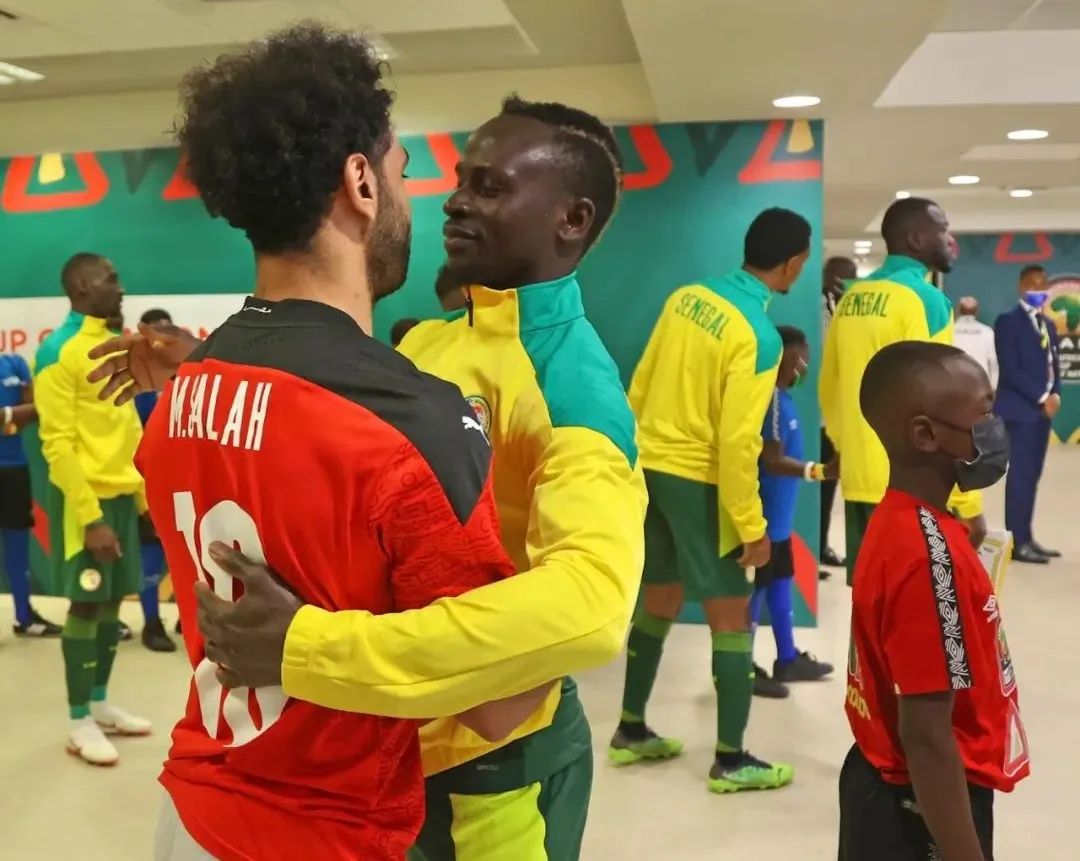 金球奖本泽马颁奖片段,本泽马获得金球