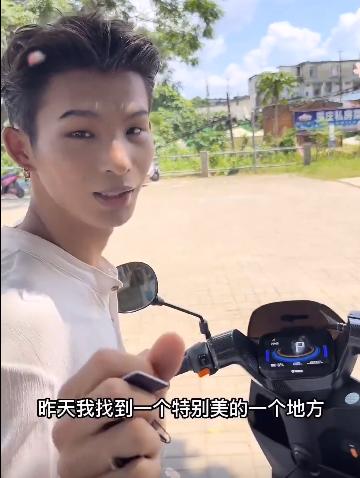 陆仙人每月都回老家，拍自己构思好的视频，骑电车上身直得像钢板