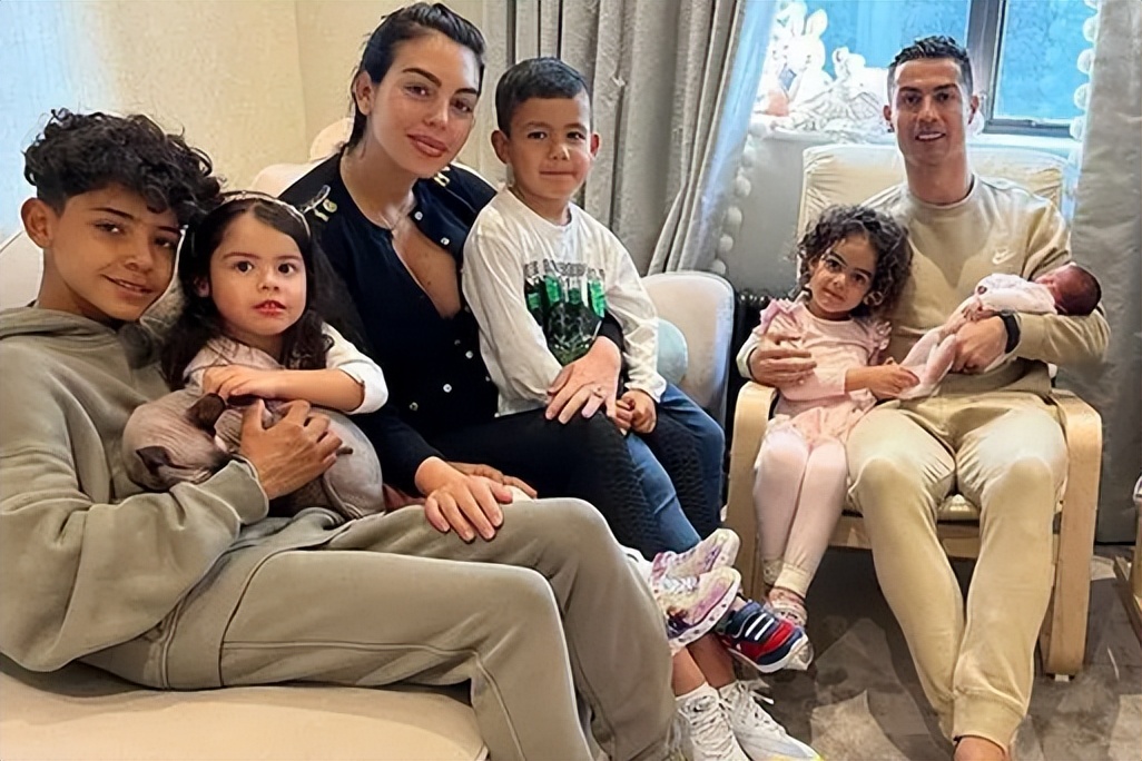 c罗未婚妻乔治娜高甜瞬间,c罗晒出和女友乔治娜的恩爱照片