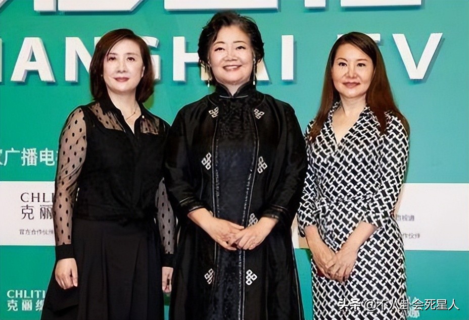 不同女明星走红毯的视频,不同时期的女明星走红毯