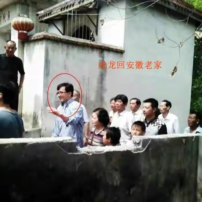 成龙对同父异母兄弟有帮助吗,成龙和同父异母的大哥相见