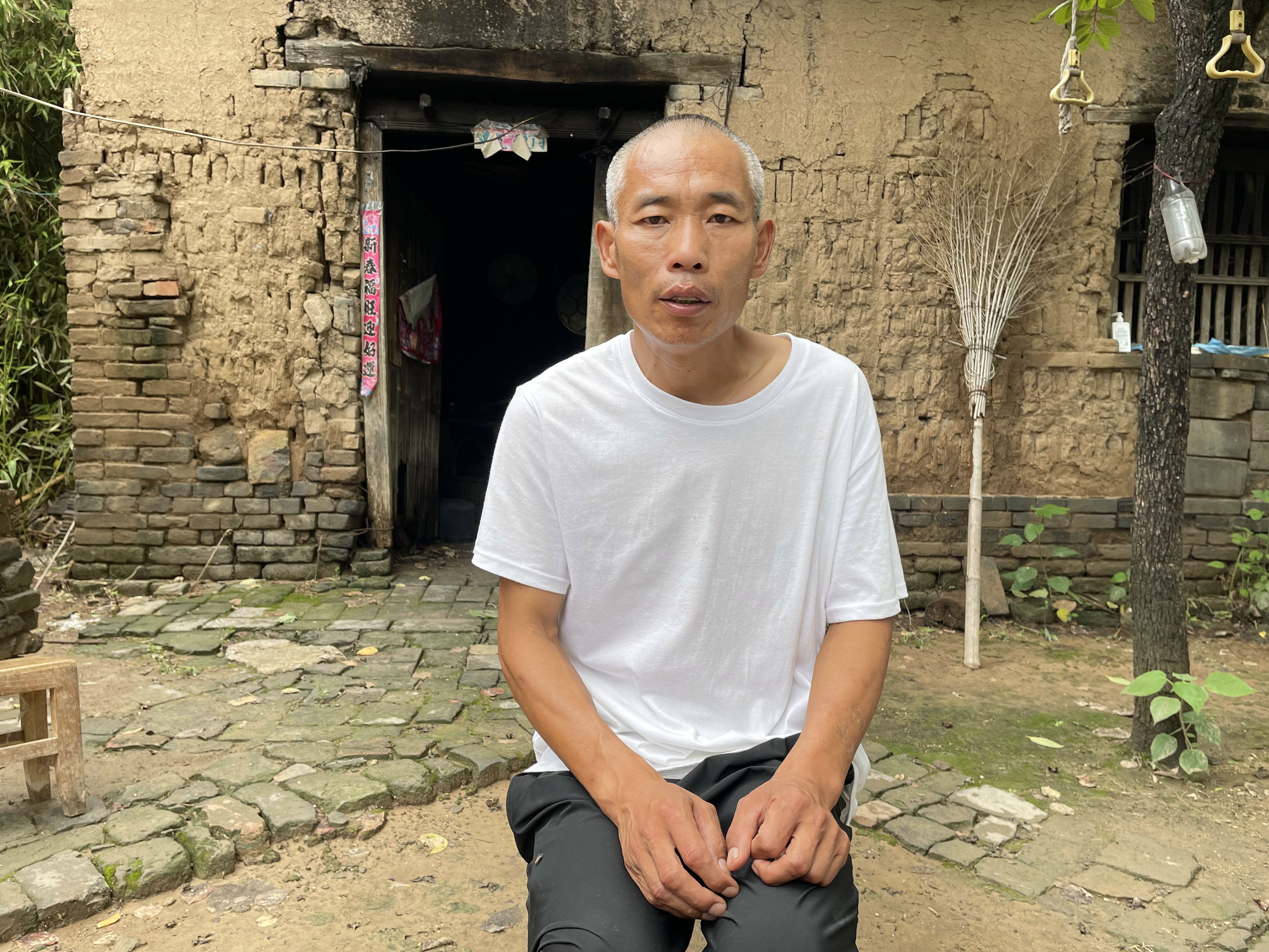 “杀人犯”谢哲海洗冤录:自称因凑热闹被控“强奸未遂后杀人”,服刑22年,出狱后仍在喊冤,靠打零工为生