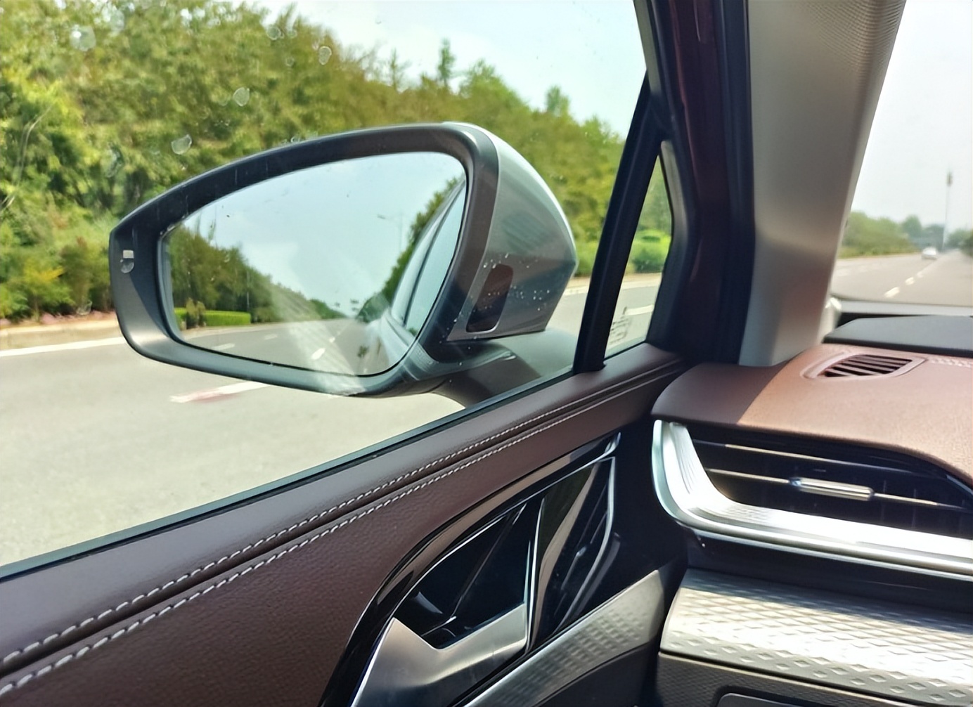 油门很轻踩一点转速就更高,油门踩得急深反而提速不快