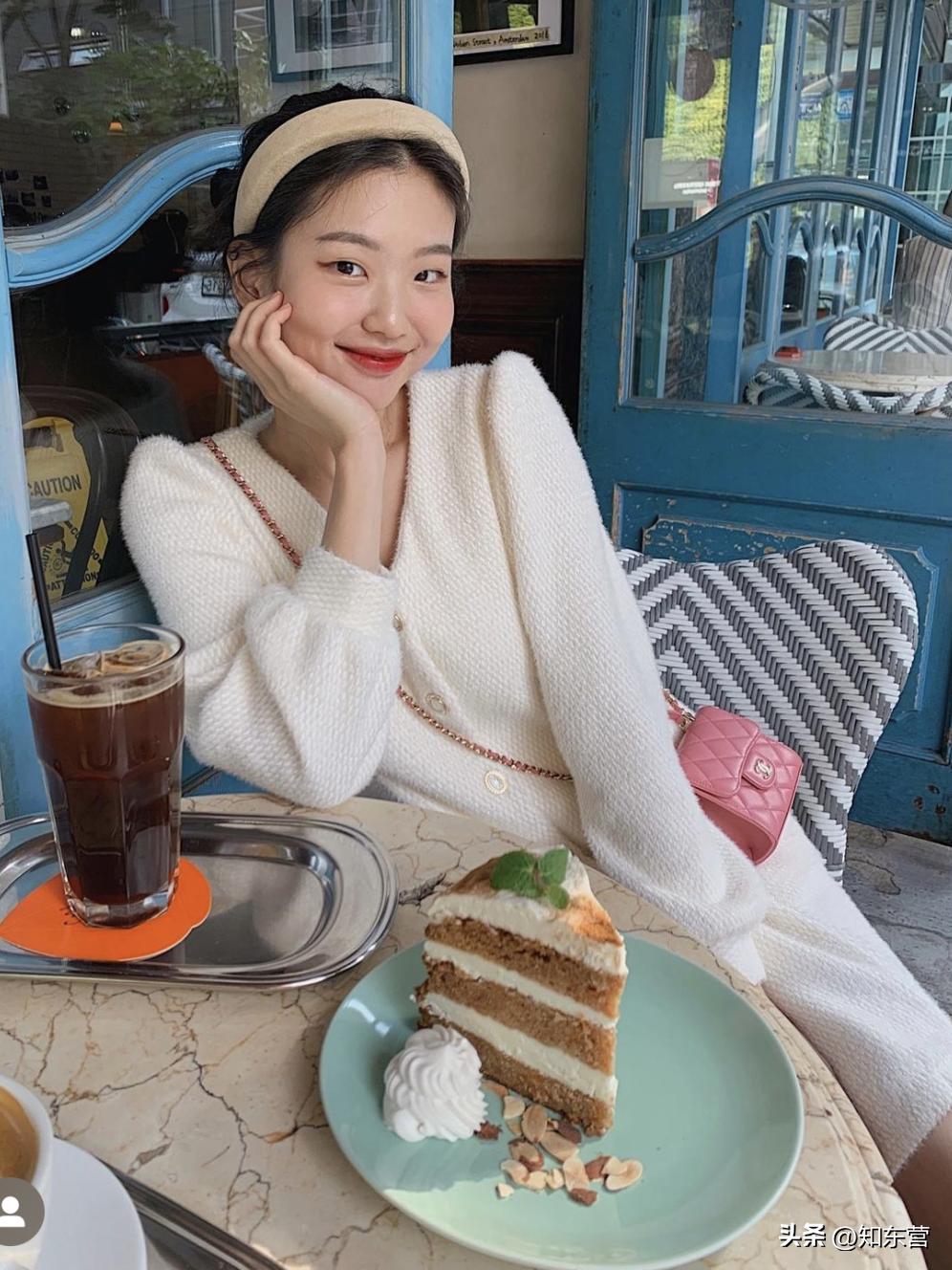 冬天披发好看又显脸小的发型,冬季干净利落减龄的发型