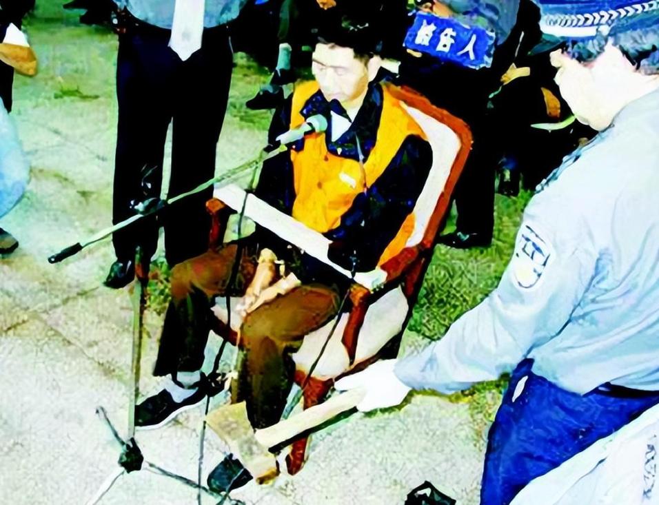 1999年，陕西男子*暴强**女邻居坐牢4年，出狱后杀女邻居一家8口！