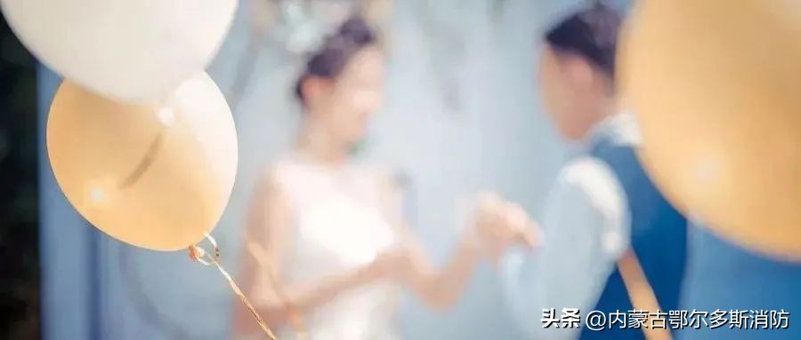 男子婚礼现场喷火却很炸裂,男子婚礼现场燃放烟花