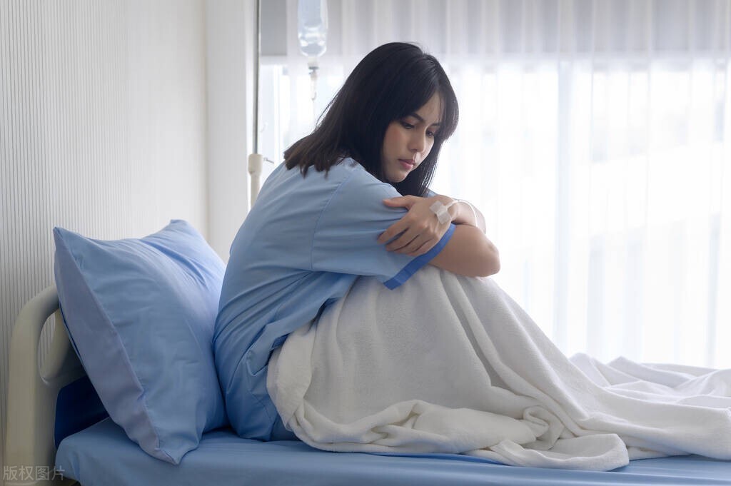 女生左下腹突然绞痛难忍,女孩突发左下腹绞痛