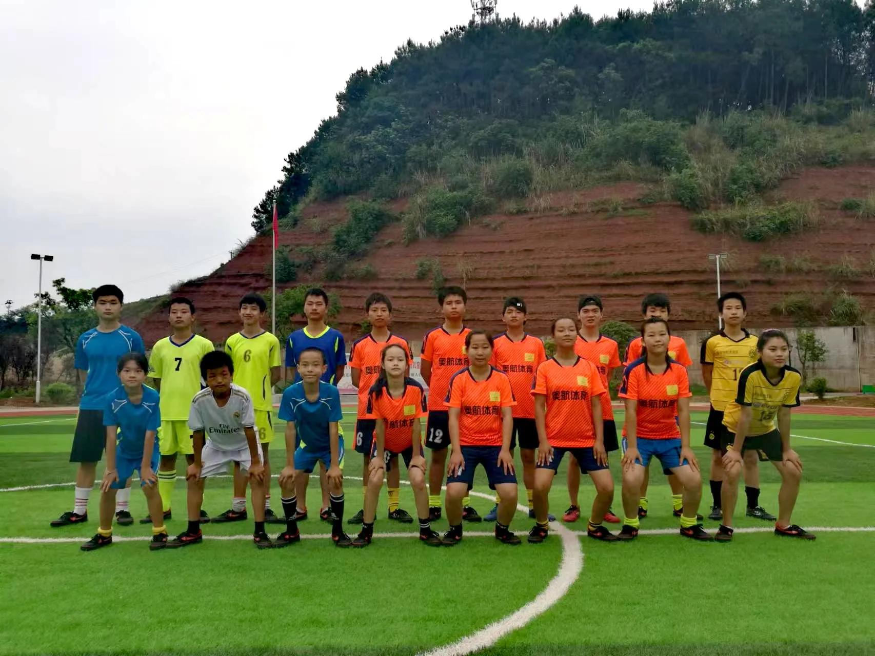 一份关爱一颗奥航心南充奥航牵手特殊儿童为孩子们种下足球梦