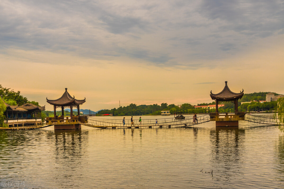 冬天哪里温泉度假村最好,泡温泉地方推荐室内温泉