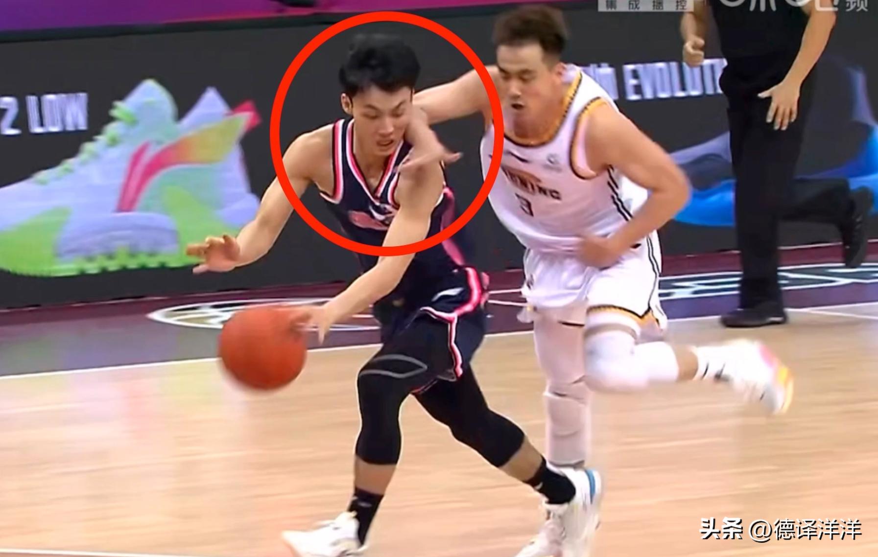 辽宁后卫气急败坏！落后时拳打队友，明显拉人却不犯规！