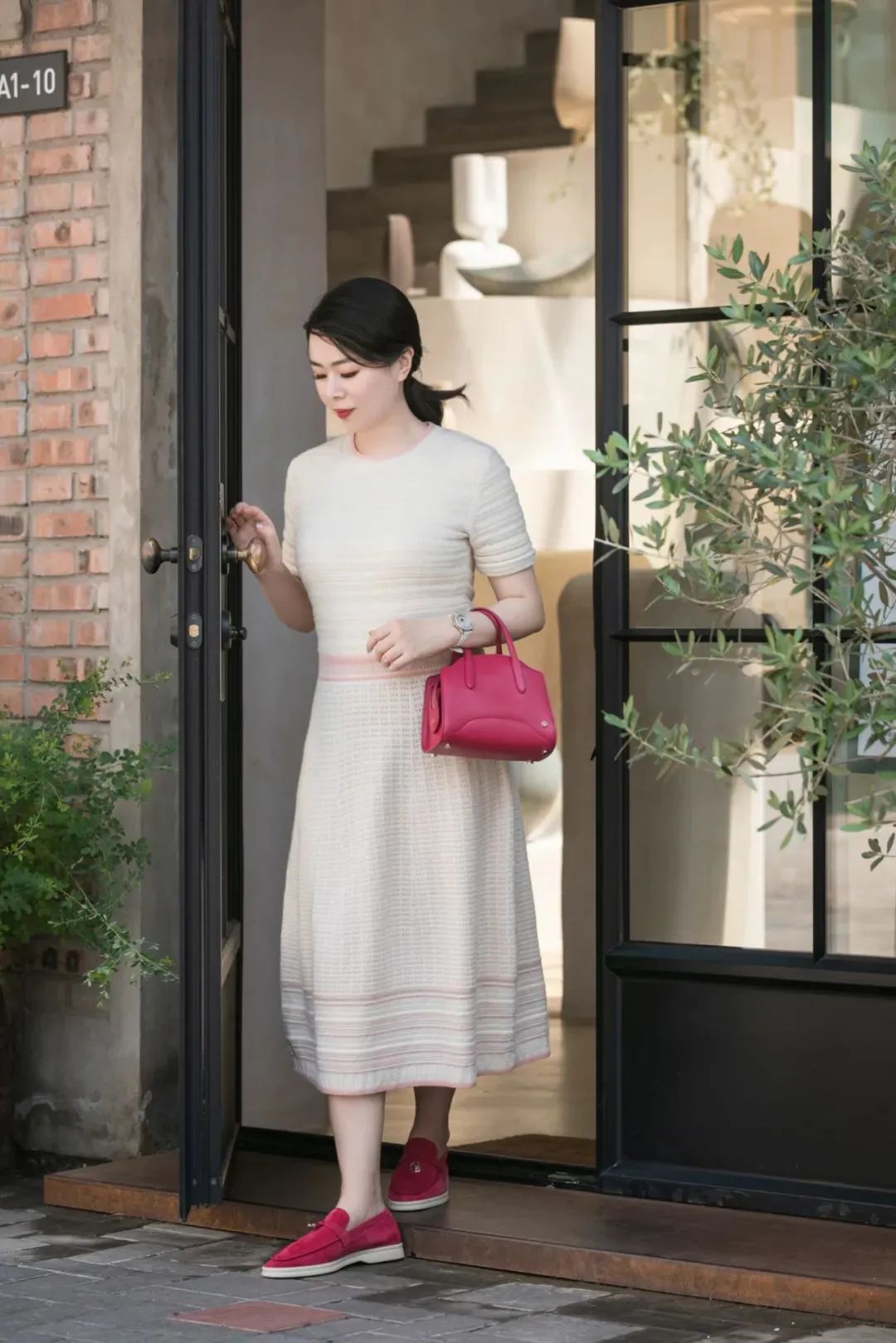 孟晚舟穿的白色连衣裙是什么品牌,孟晚舟同款连衣裙大码