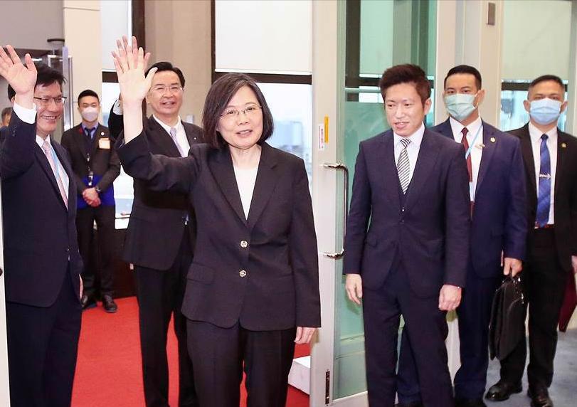 蔡英文刚到纽约,就被数百人堵在酒店,痛骂“大汉奸、*国卖**贼”