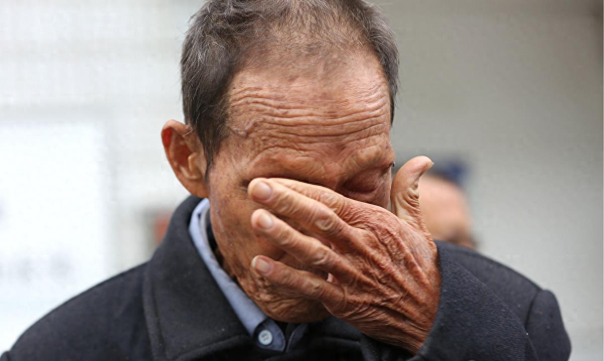 40岁，老光棍，隔壁新来的大妈故意走光，无意看到那抹黑色风景