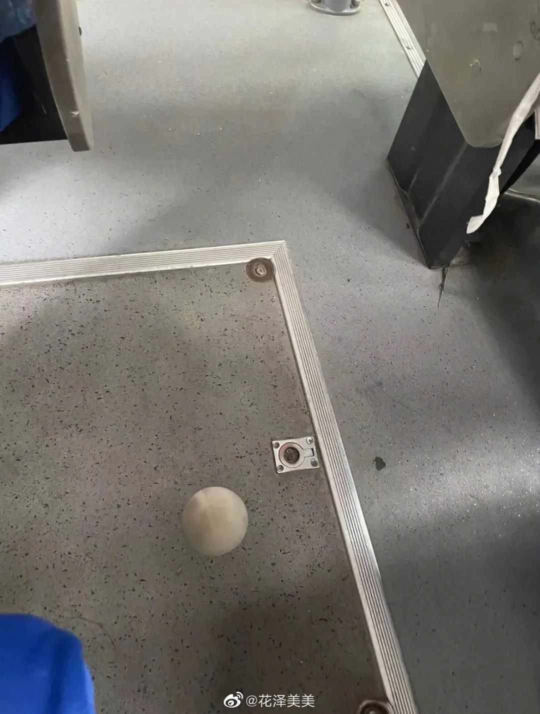 “坐公交车，胸贴不小心掉下来了…这也太社死了！”