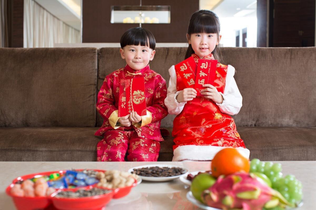 过年给孩子压岁钱是大有讲究的,过年小孩子压岁钱给多少合适