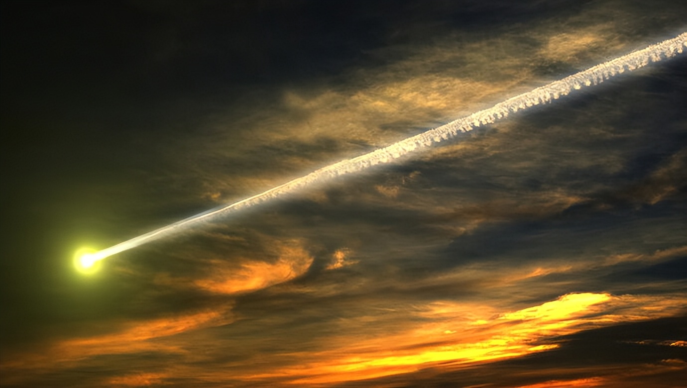 房屋被震动视频,天空巨型火球爆炸视频