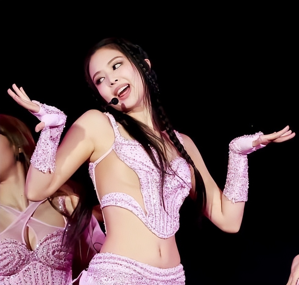 韩国女星jennie演出服,jennie舞台服装争议