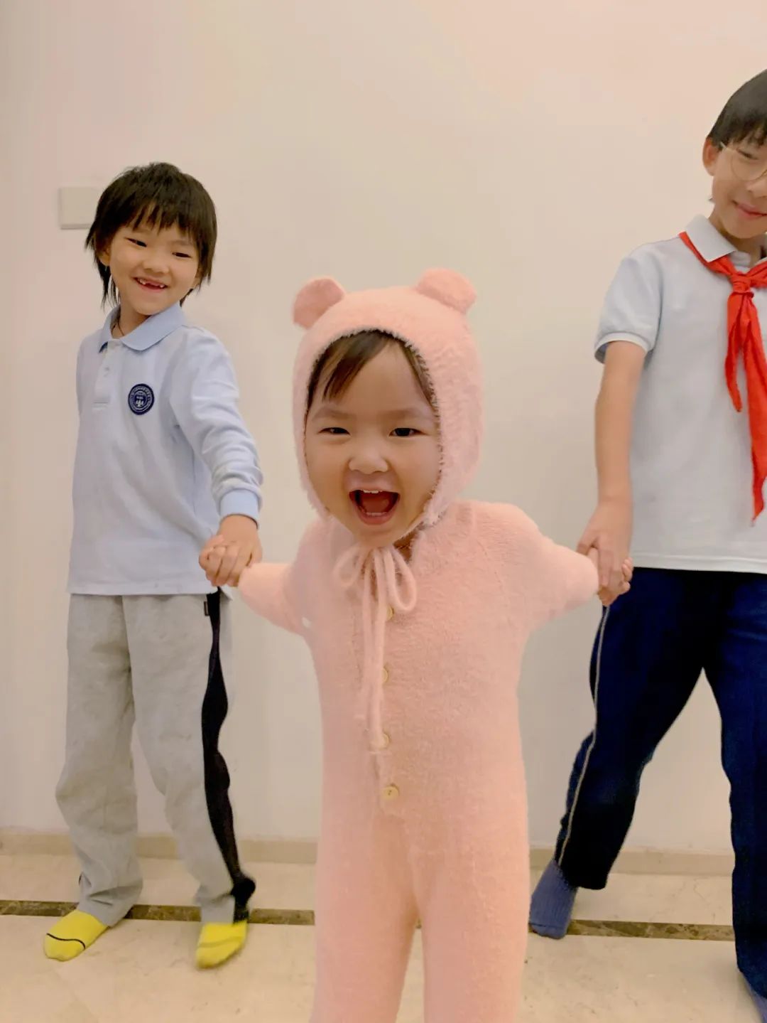 90后夫妻生4胞胎小伙卖房凑50万,90后夫妻卖500万房到内蒙古当农民