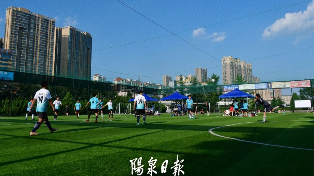 周末看足球比赛,周末去球场看球