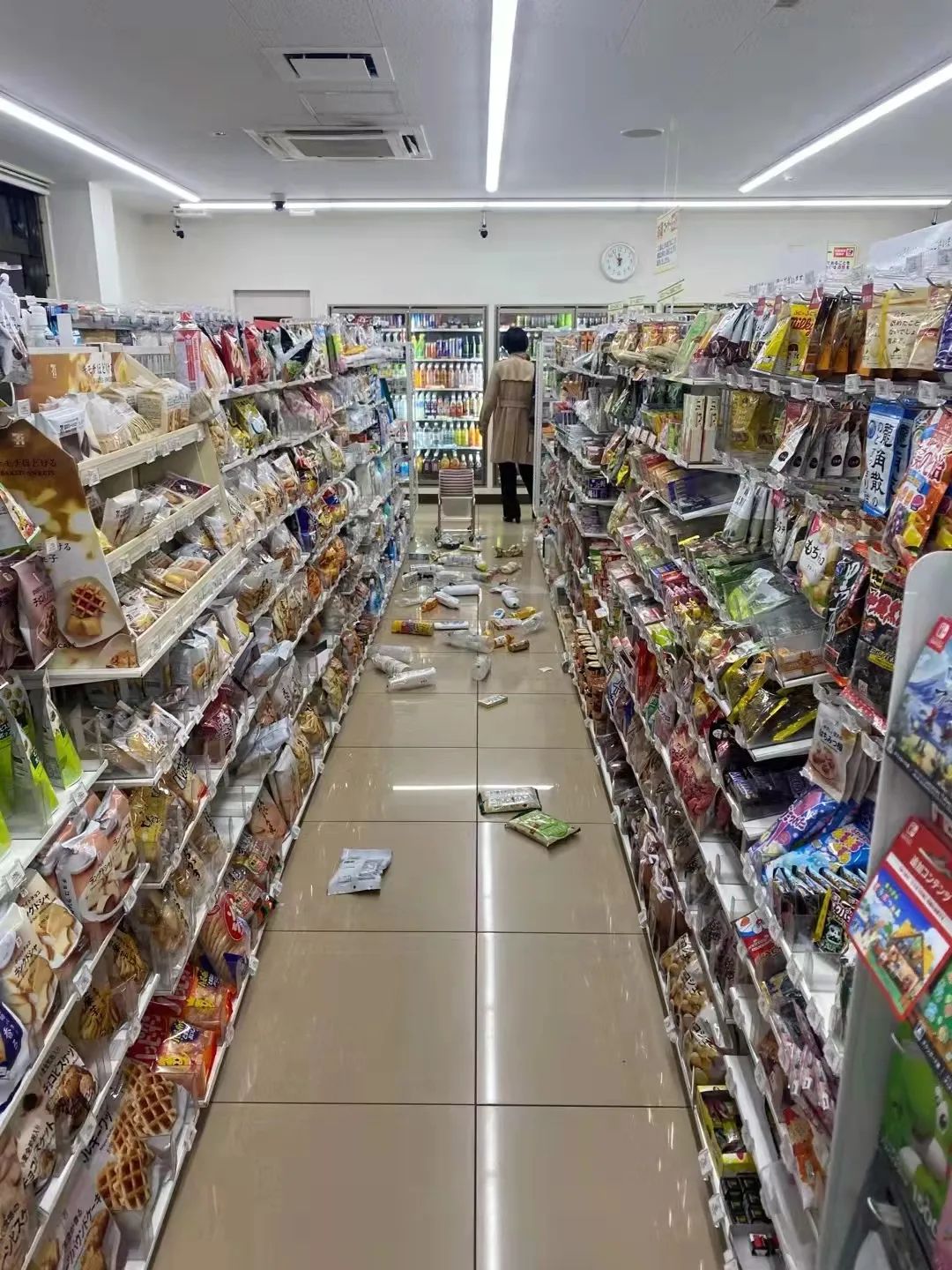 日本发生7.4级地震现场,日本发生7.4级地震