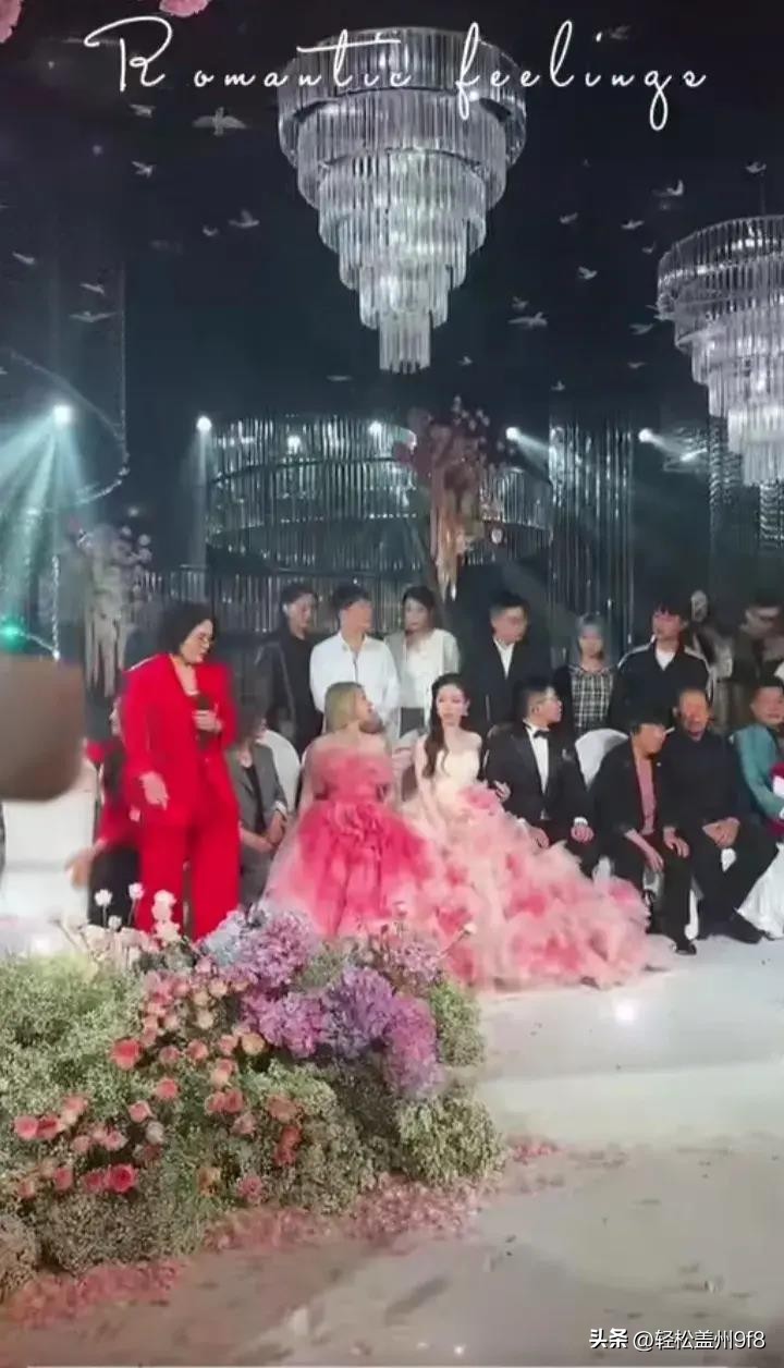 伊尔康二儿子订婚现场：新娘肚子胀得像怀孕了，婆婆盖过新娘