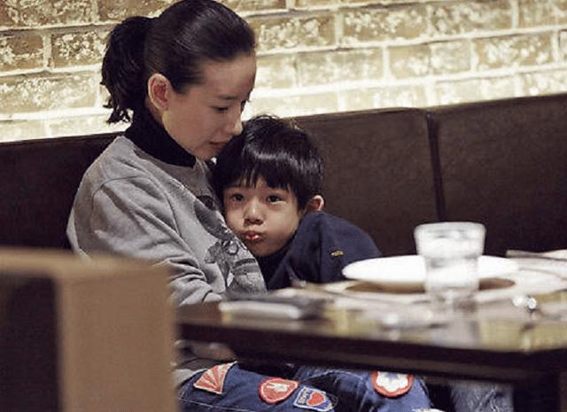 父女“嘴对嘴亲吻”不害臊，以爱的名义满足私欲的行为，该停止了