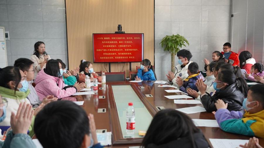 兔年大吉喜迎新春,兔年的喜迎新春过大年手抄报