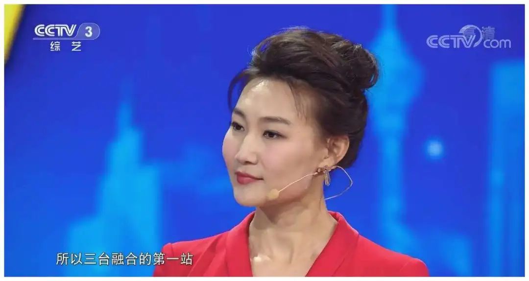 “*款贷**上班”20年，44岁仍单身，低头念稿又嘴瓢的她却收获全网好评