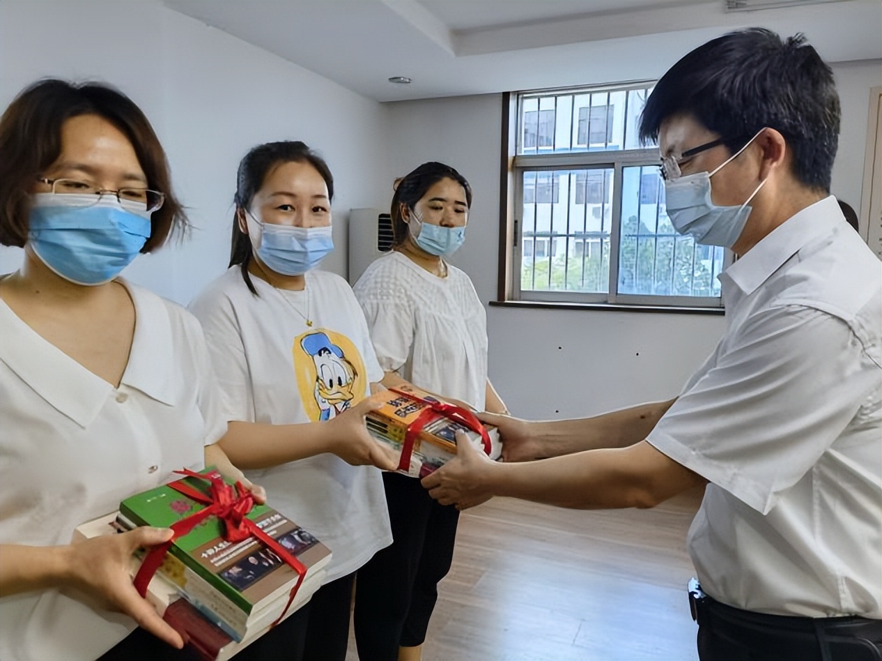 周恩来红军小学“全国巾帼文明岗”与勺湖社区开展结对共建活动