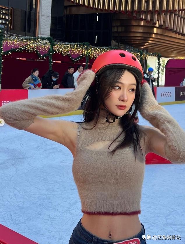 范志毅女儿综艺露脸,范志毅女儿穿露背装照片