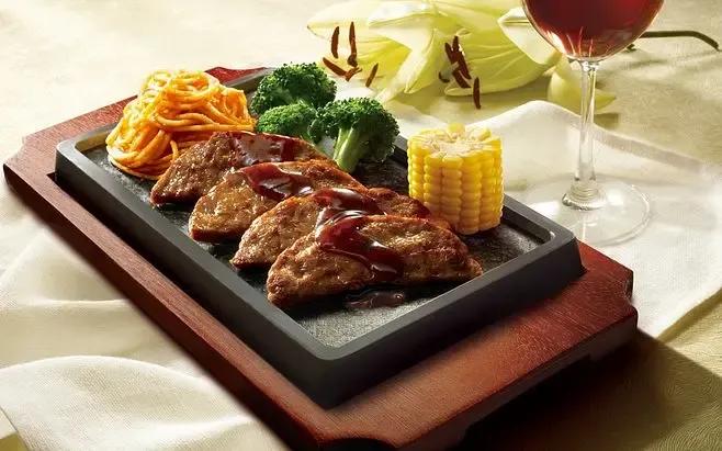 西餐安排座次时应遵循哪些礼仪,西餐礼仪女士们应该从哪一边离座