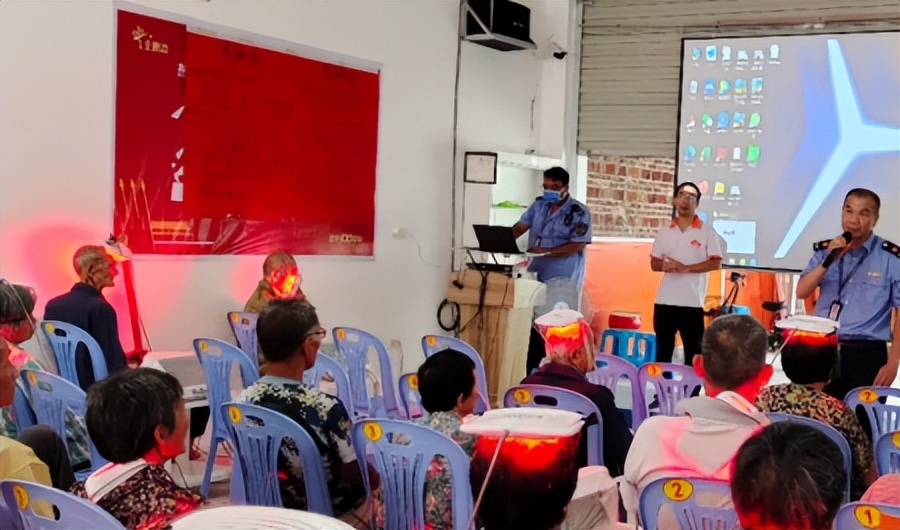 “他比儿子还关心我......”老人口中的“干儿子”给他的备注却是“仆人”