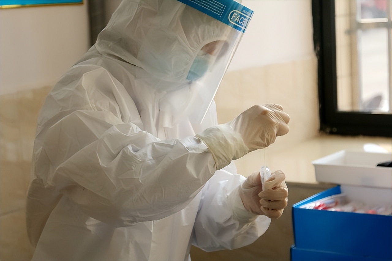 困扰五年的新冠到底去哪里了,刚爆发的新冠有多严重了