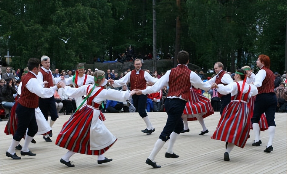 芬兰地理环境体现的地带性差异 (芬兰的文化特色)