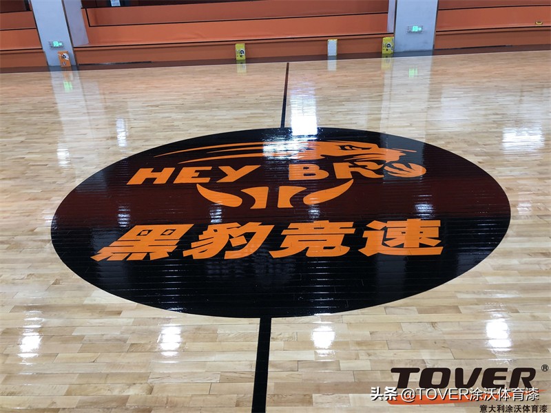 TOVER涂沃*疆新**乌鲁木齐黑豹竞速篮球馆打磨翻新防滑彩漆logo施工