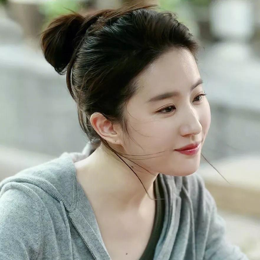 刘亦菲宋轶蓝色礼服,刘亦菲和宋轶谁更美