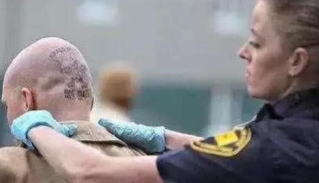 美国黑老大监狱“后宫”:女警投怀送抱,为他生5娃,每月收1.6万